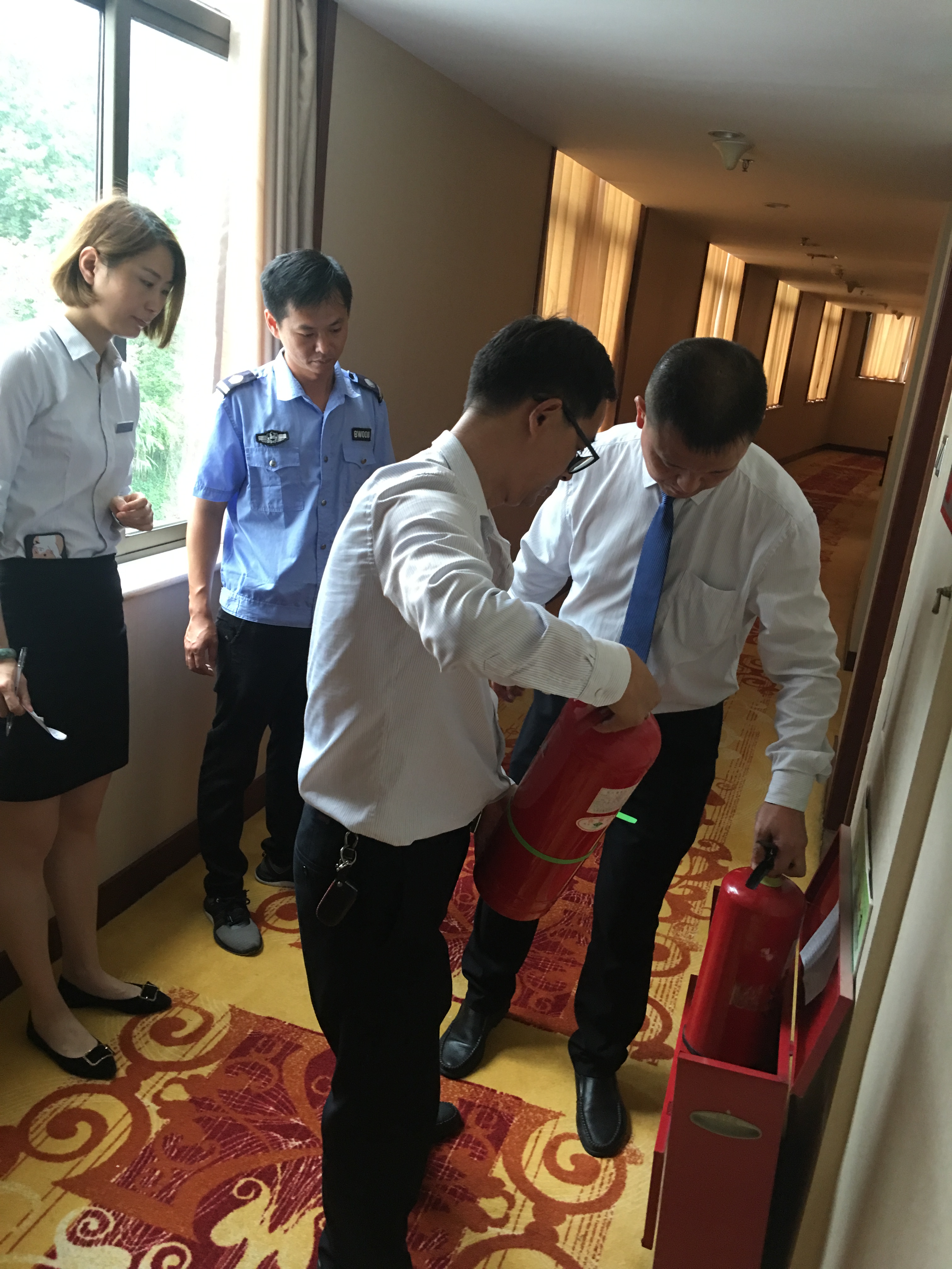 检查消防灭火器